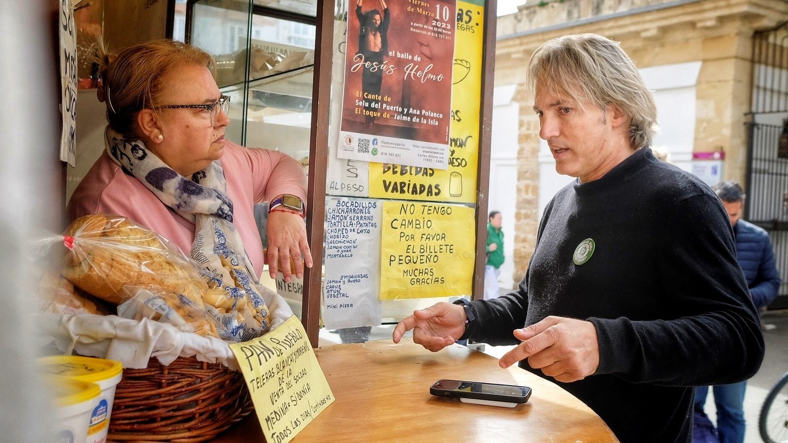 Ismael Beiro charla en uno de los puestos exteriores del Mercado Central.