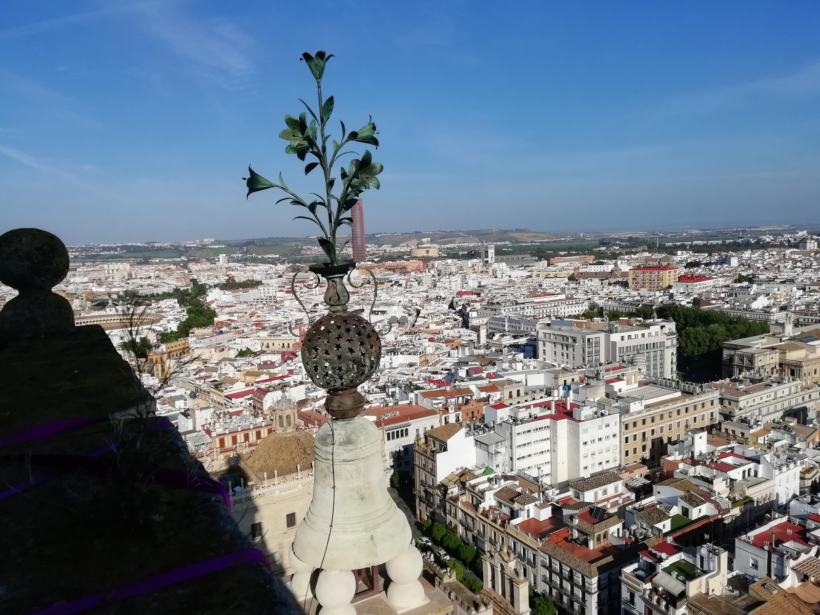 Así se revisan la Catedral de Sevilla y la Giralda desde las alturas