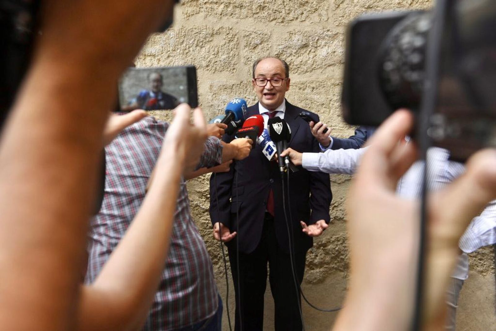 José Castro atiende a la prensa a la salida de la Catedral.