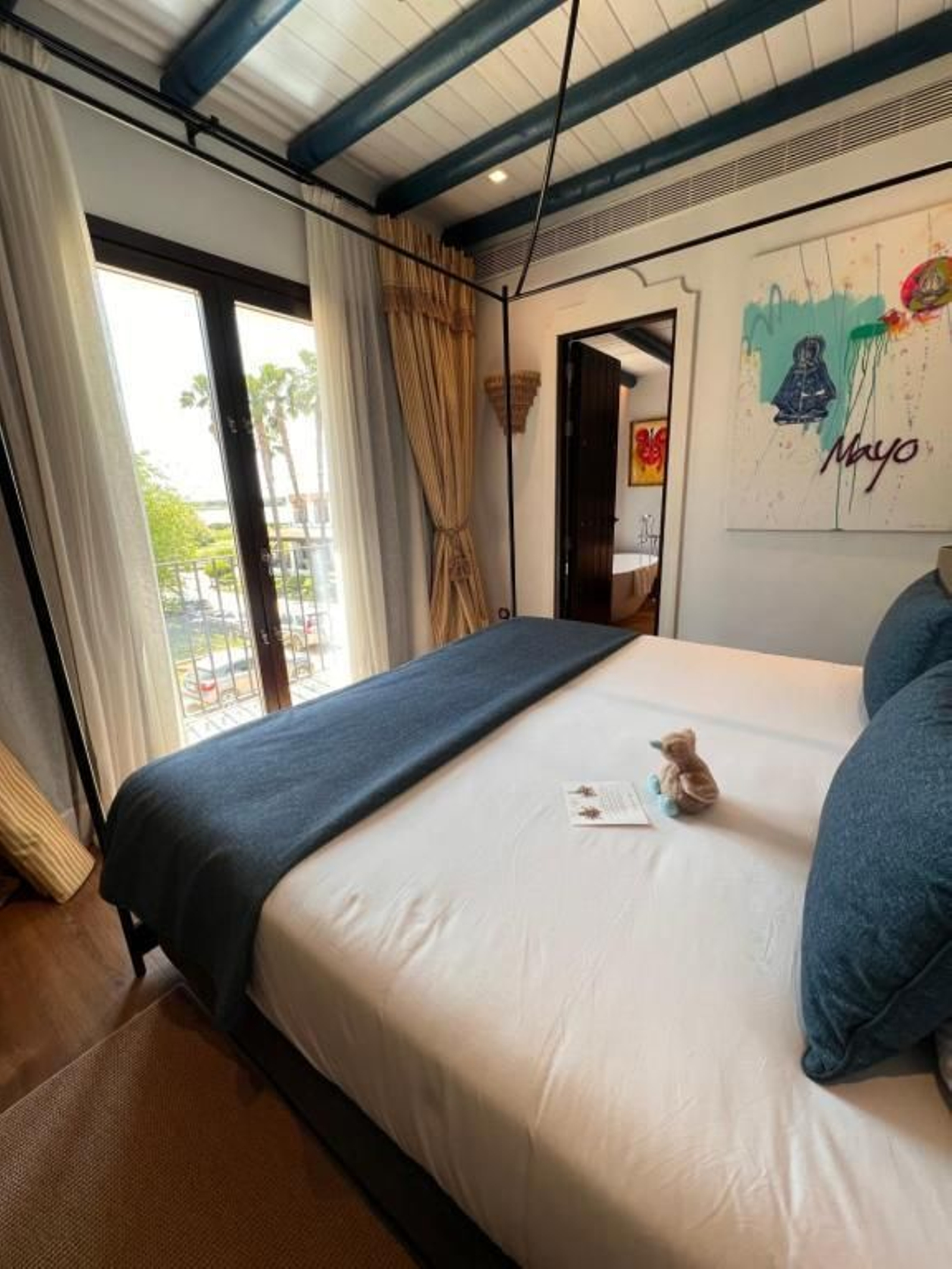 ¿Cómo es la habitación en la que ha dormido Maluma en El Rocío?