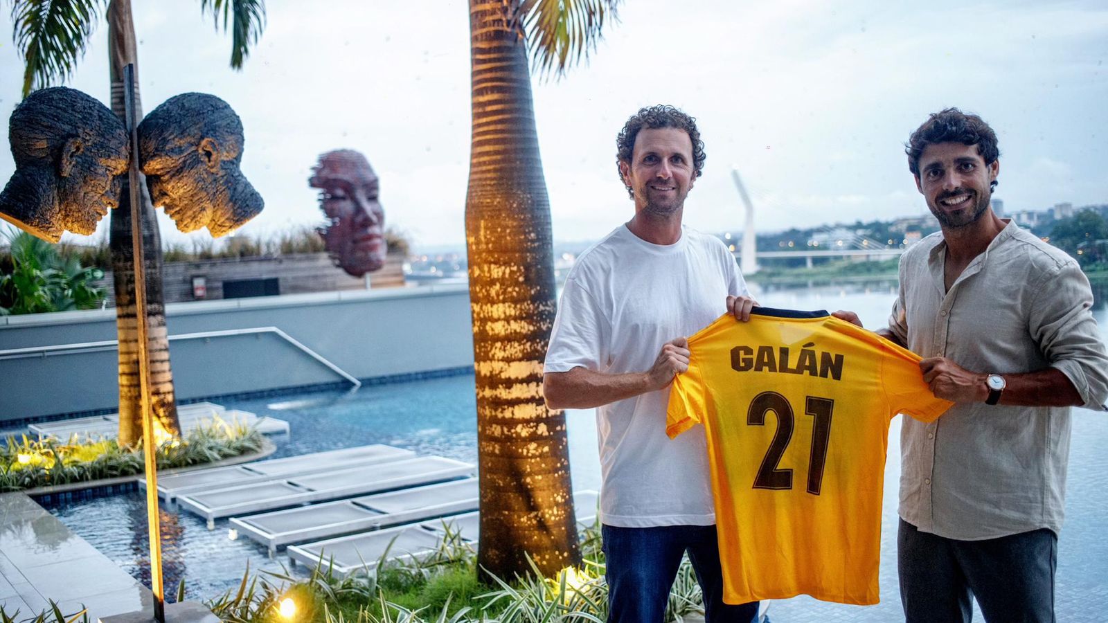 José Galán posa con Alexandre García, su amigo y gran responsable de su última aventura en Costa de Marfil, tras anunciar su fichaje por el Zota FC.