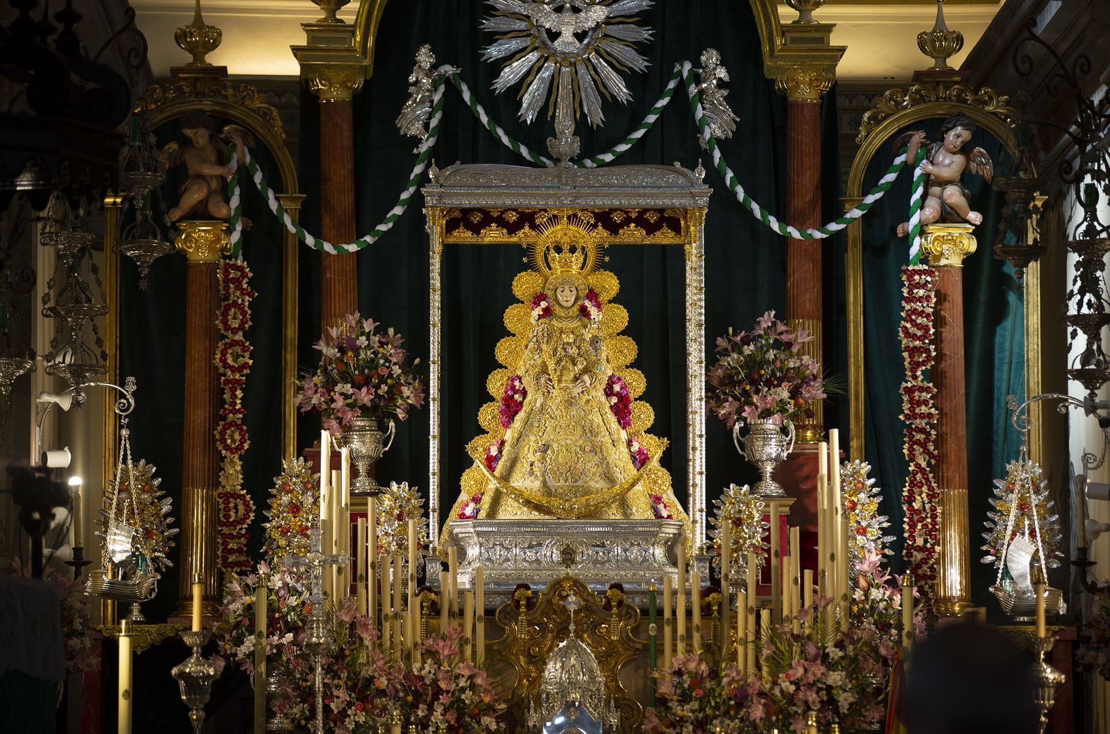 La Virgen del Rocío preside el altar de novena en la parroquia de Almonte.