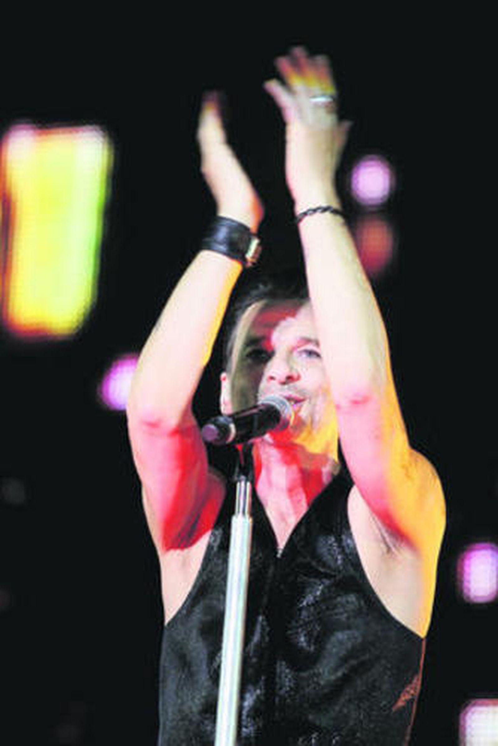 Dave Gahan, durante el concierto en Valladolid, donde se lesionó.