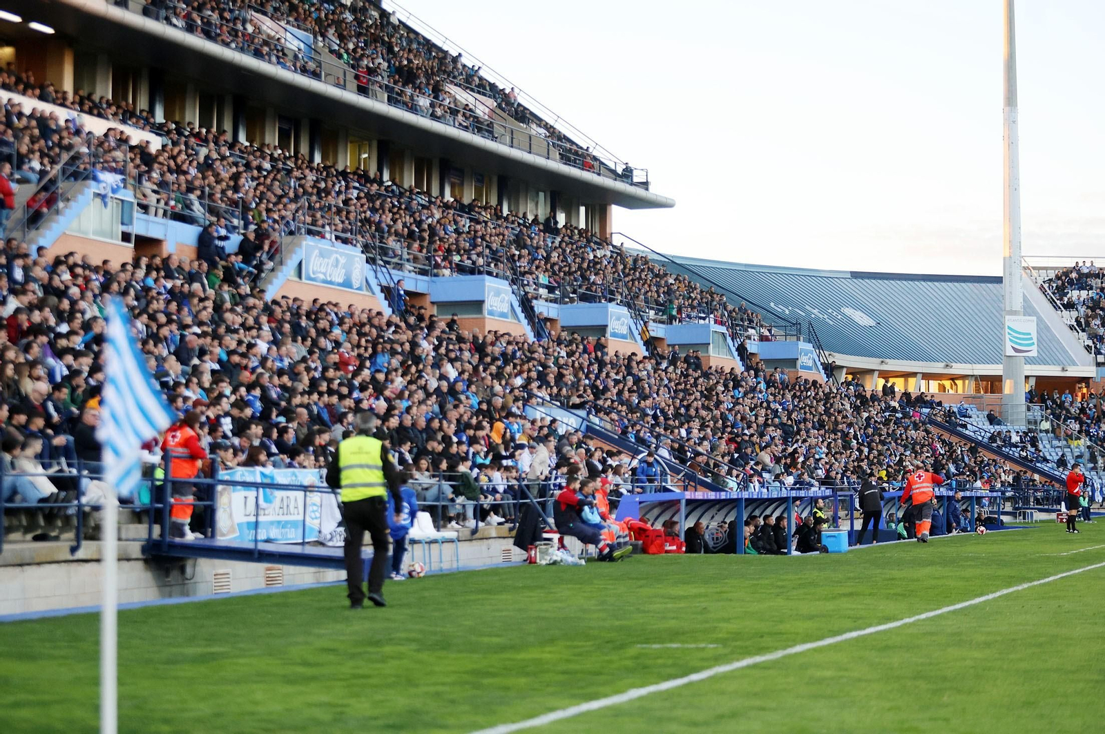 La tribuna del Nuevo Colombino, repleta de aficionados albiazules.