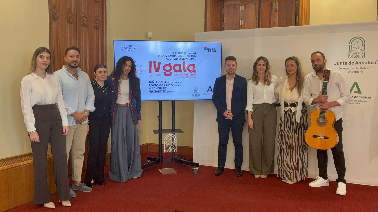 José Vélez y Elena Gómez con un grupo de artistas que participaran en las actividades programadas.