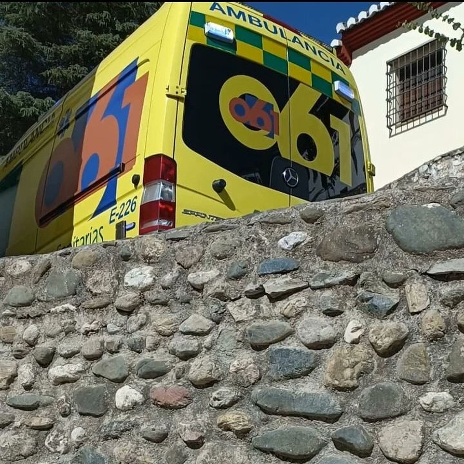 Ambulancia del 061 en el Albaicín.