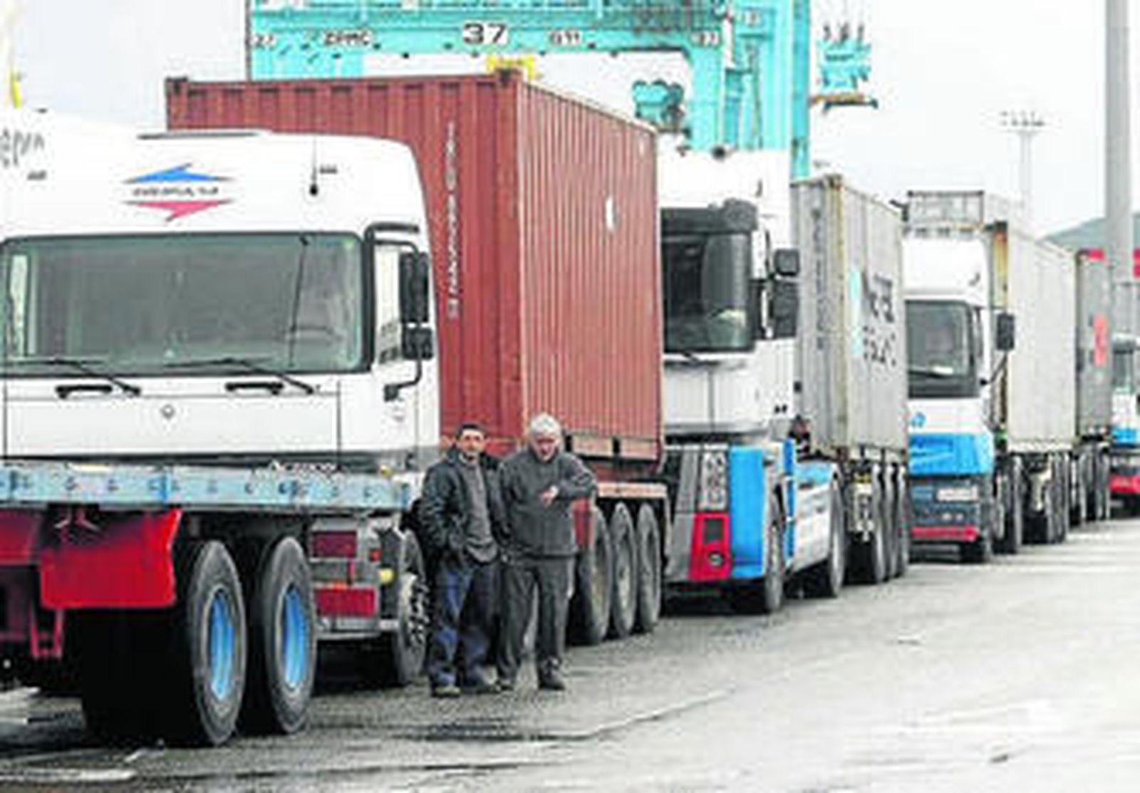 Camiones en fila en el puerto de Algeciras, en una imagen de archivo.
