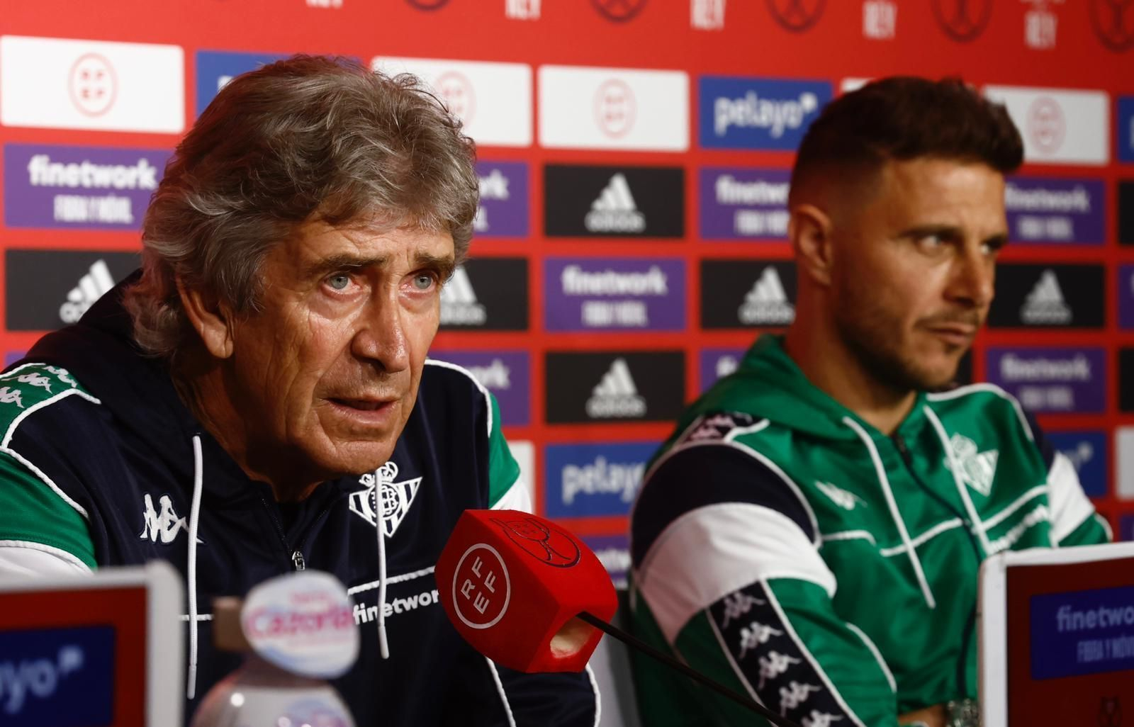 Pellegrini, con Joaquín, en sala de prensa.