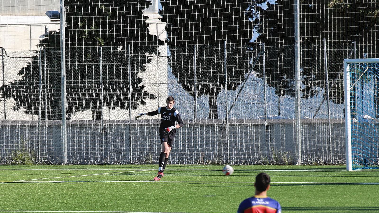 Abraham juega desde atrás en el partido ante el Atlético Mengíbar Zayfer.