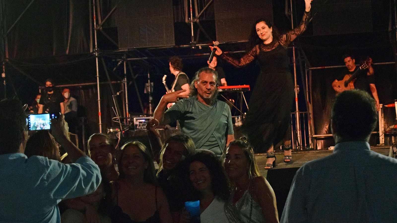 Un simpático gesto de la pareja, posando para una foto del público.