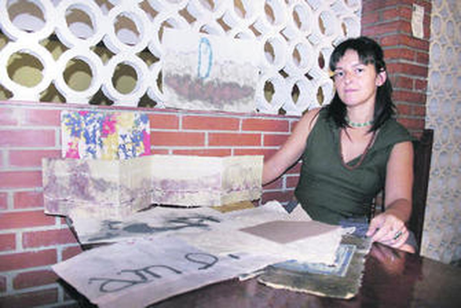 La artista Begoña Crespo mostrando algunos ejemplos de sus particulares obras de arte.