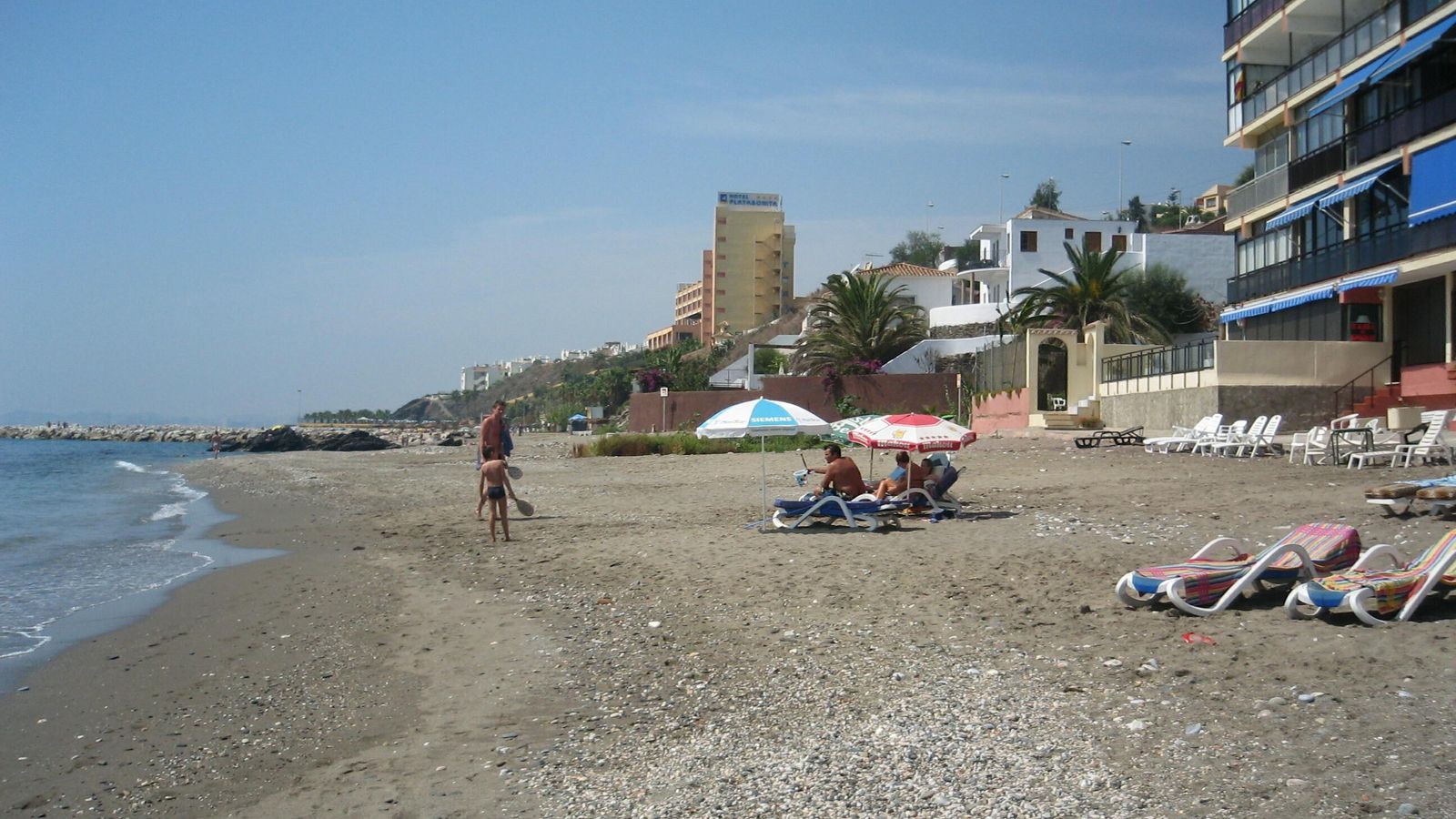 Las aguas tranquilas de playa Arroyo Hondo la hacen ideal para las familias. Las aguas tranquilas de playa Arroyo Hondo la hacen ideal para las familias.