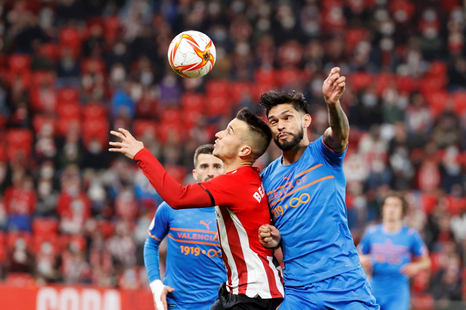 El jugador del Athletic de Bilbao, Berenguer y el del Valencia, Alderete, durante el partido