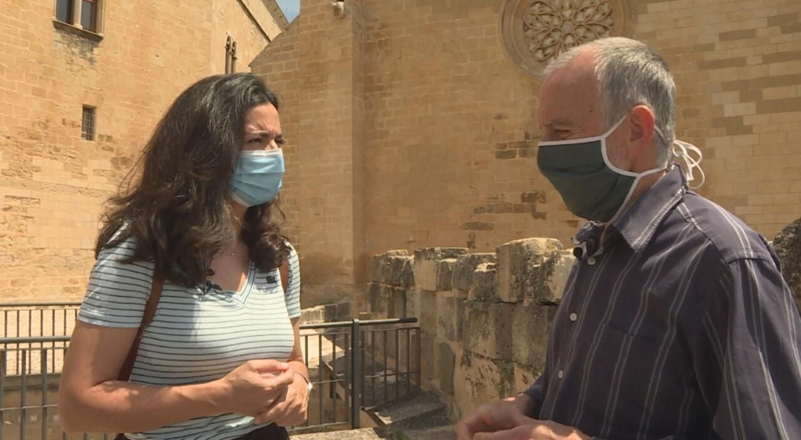 Una reportera de 'Comando al sol' con un viandante, en Teruel