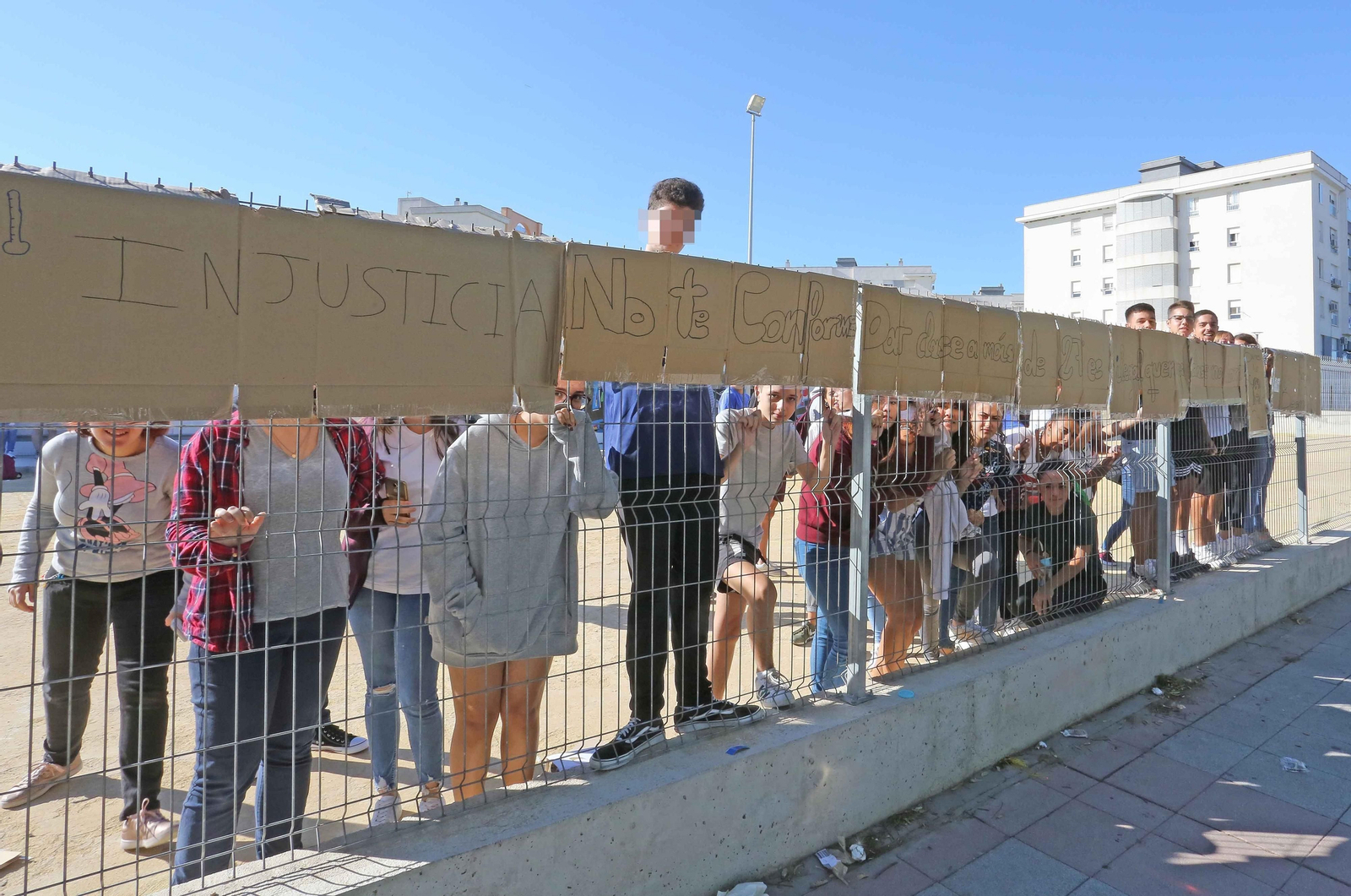 Los alumnos del Quiñones, en 'huelga' 	por el calor