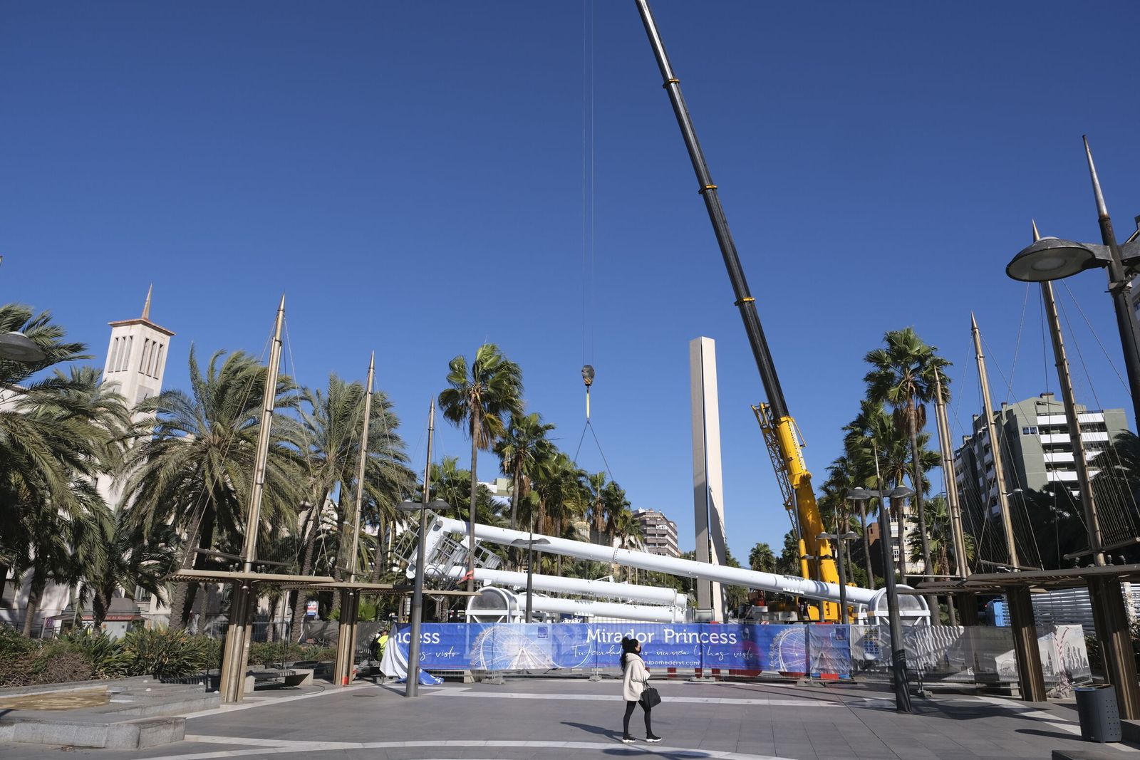 Noria que se está instalando en la Rambla de Almería.