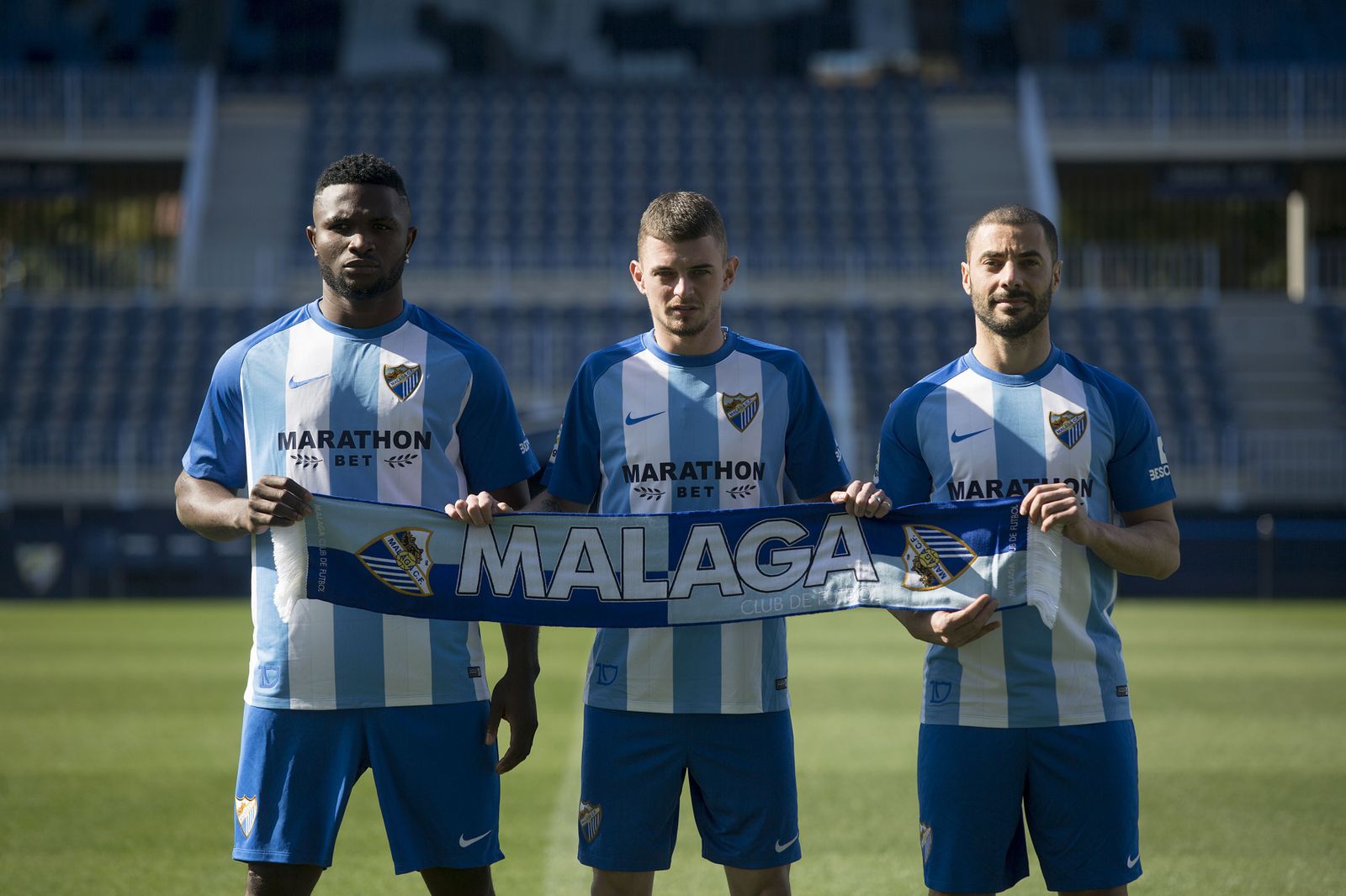 De izquierda a derecha, Success, Lestienne y Lacen posan durante su presentación sobre el césped de La Rosaleda.