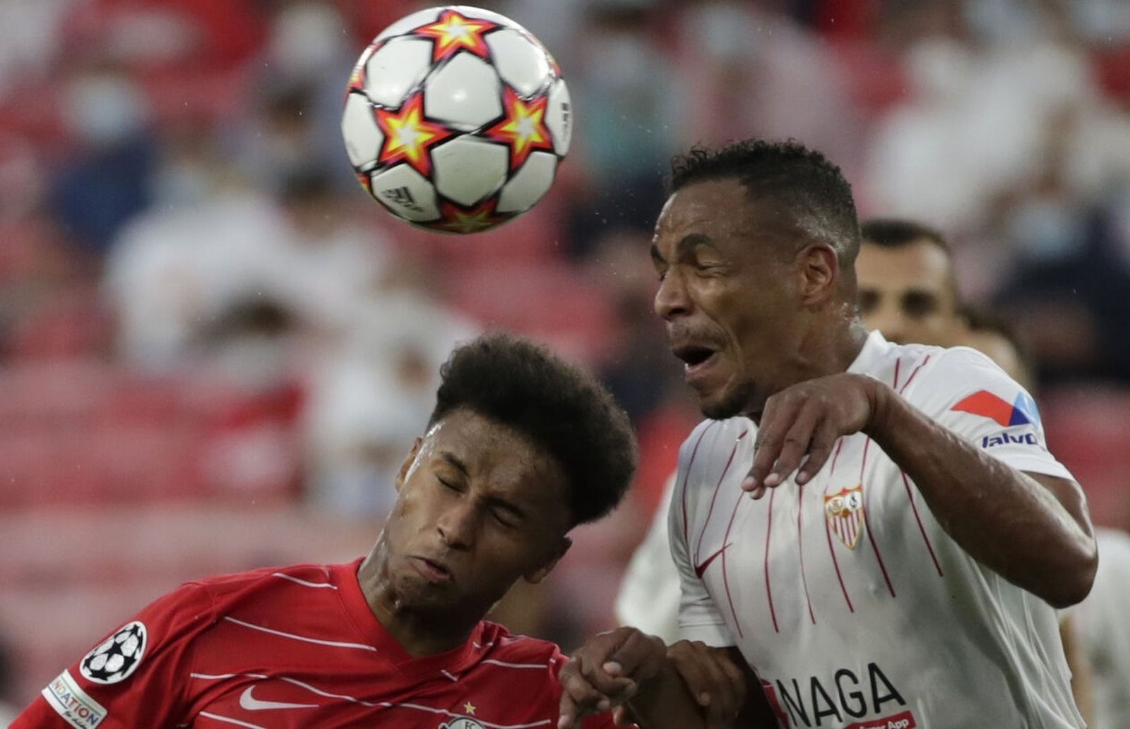 Fernando disputa un balón.