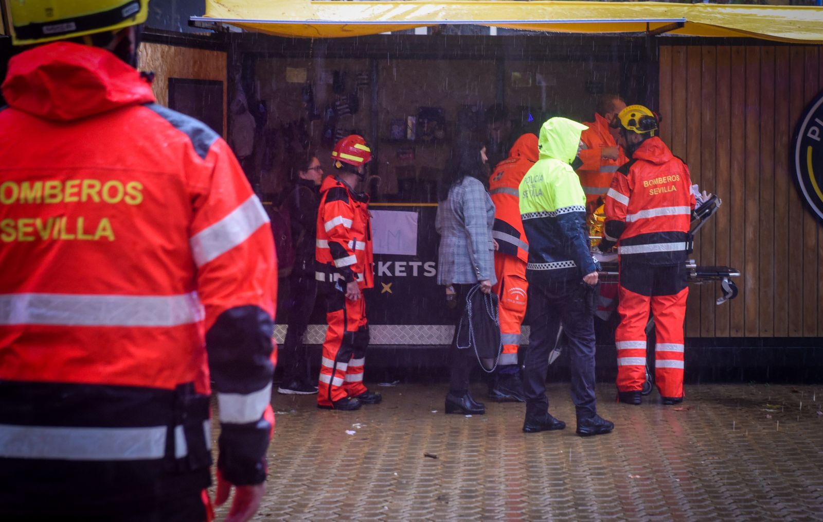 Heridos varios niños en la caída de una carpa en la Alameda