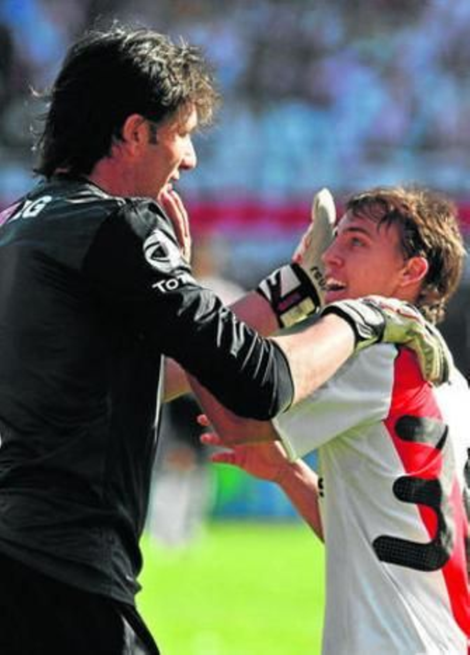 Gaby Milito contempla el partido desde el banquillo del equipo azulgrana.
