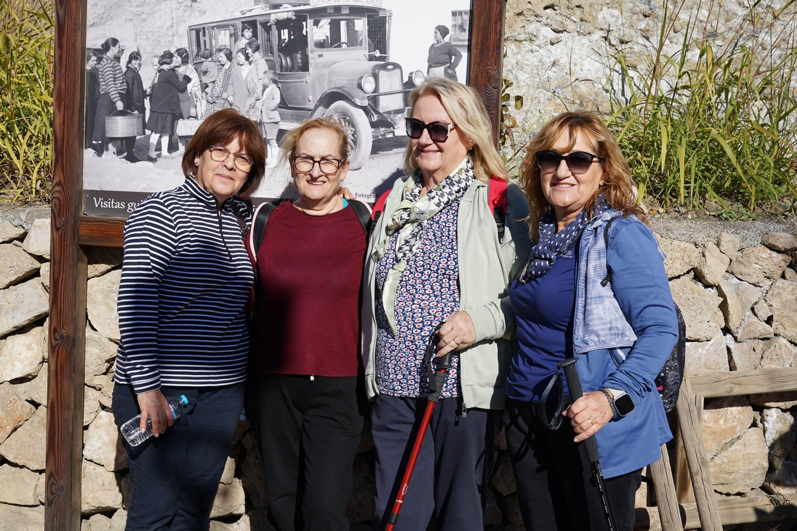 Un centenar de mayores de Vícar recorren la Alpujarra durante su olimpiada