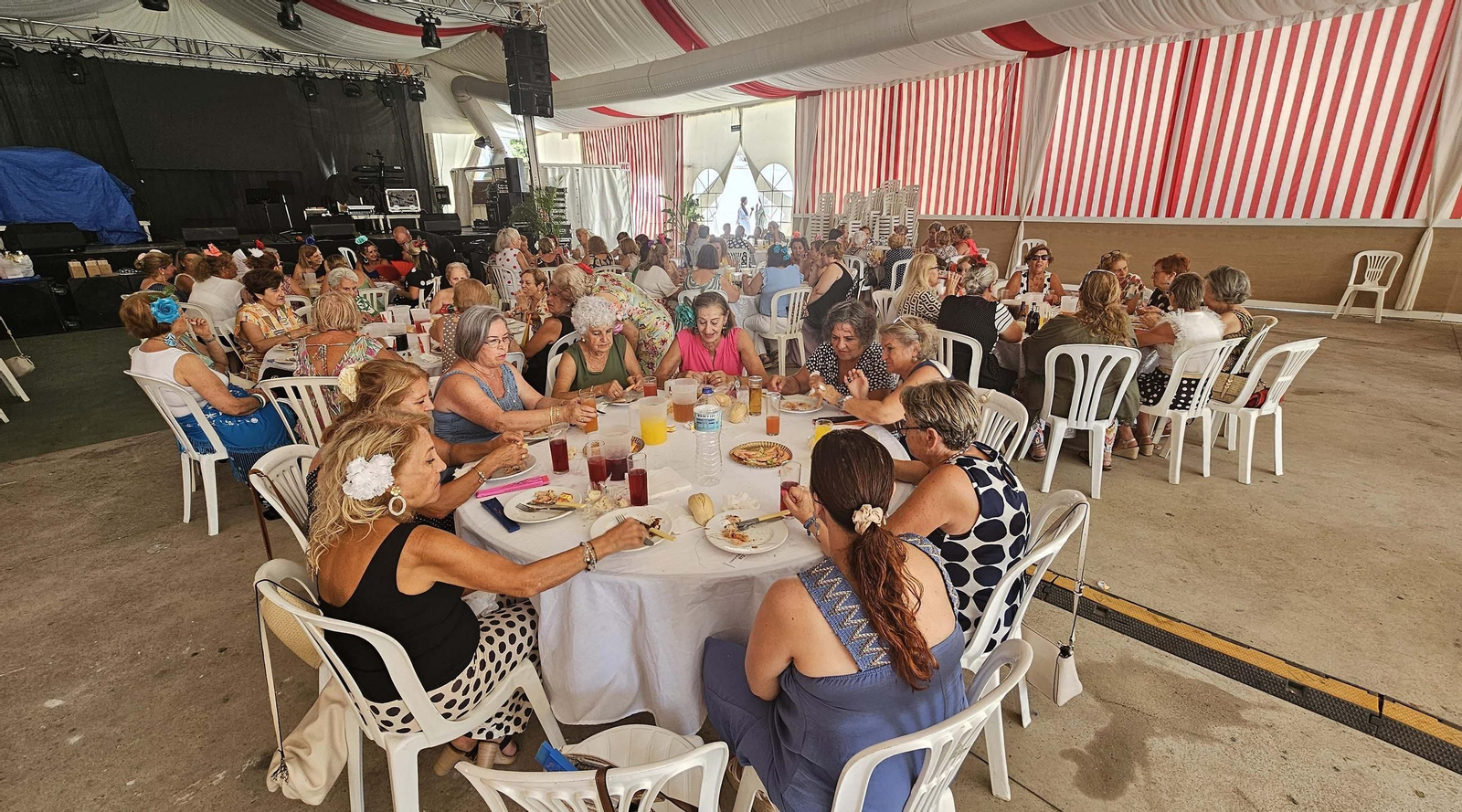 Las mujeres de San Roque disfrutan de su comida en la Feria Real
