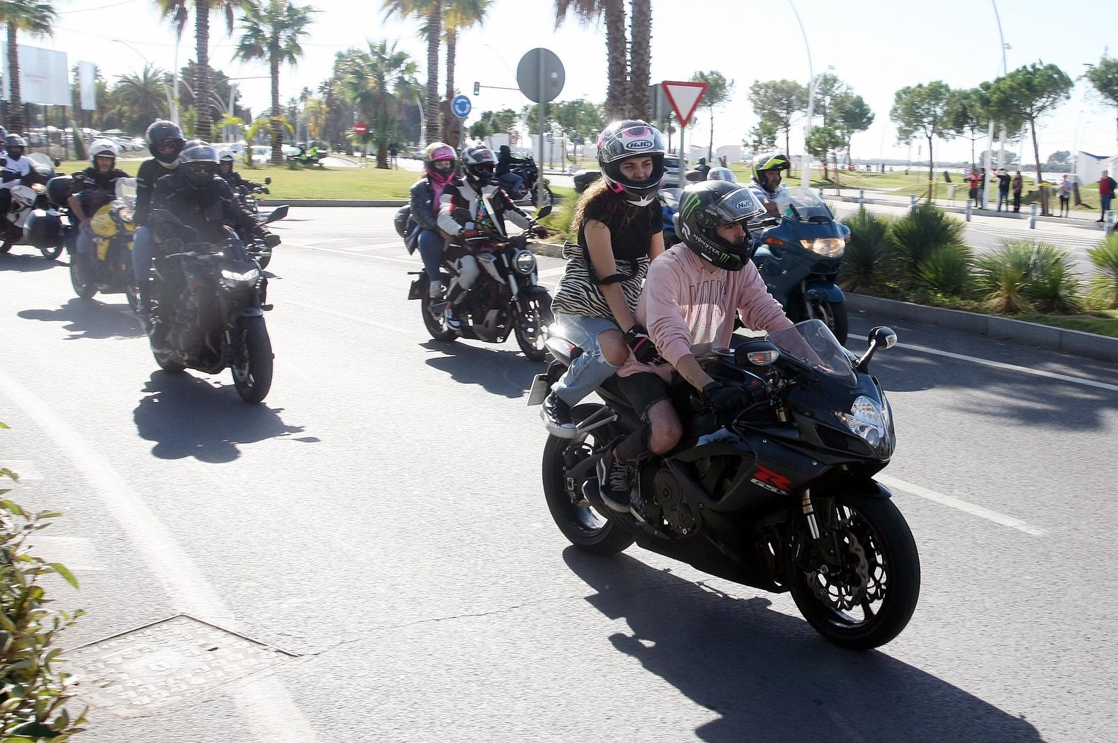Imágenes de la concentración motera en memoria de Hugo Millán por las calles de Huelva