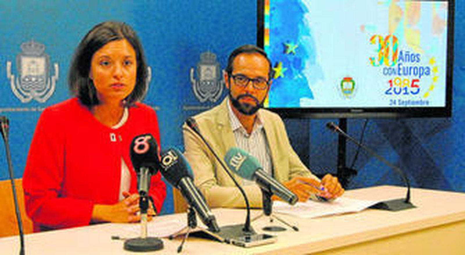 La alcaldesa, Patricia Cavada, acompañada del concejal de Cultura, Juan José Carrera.