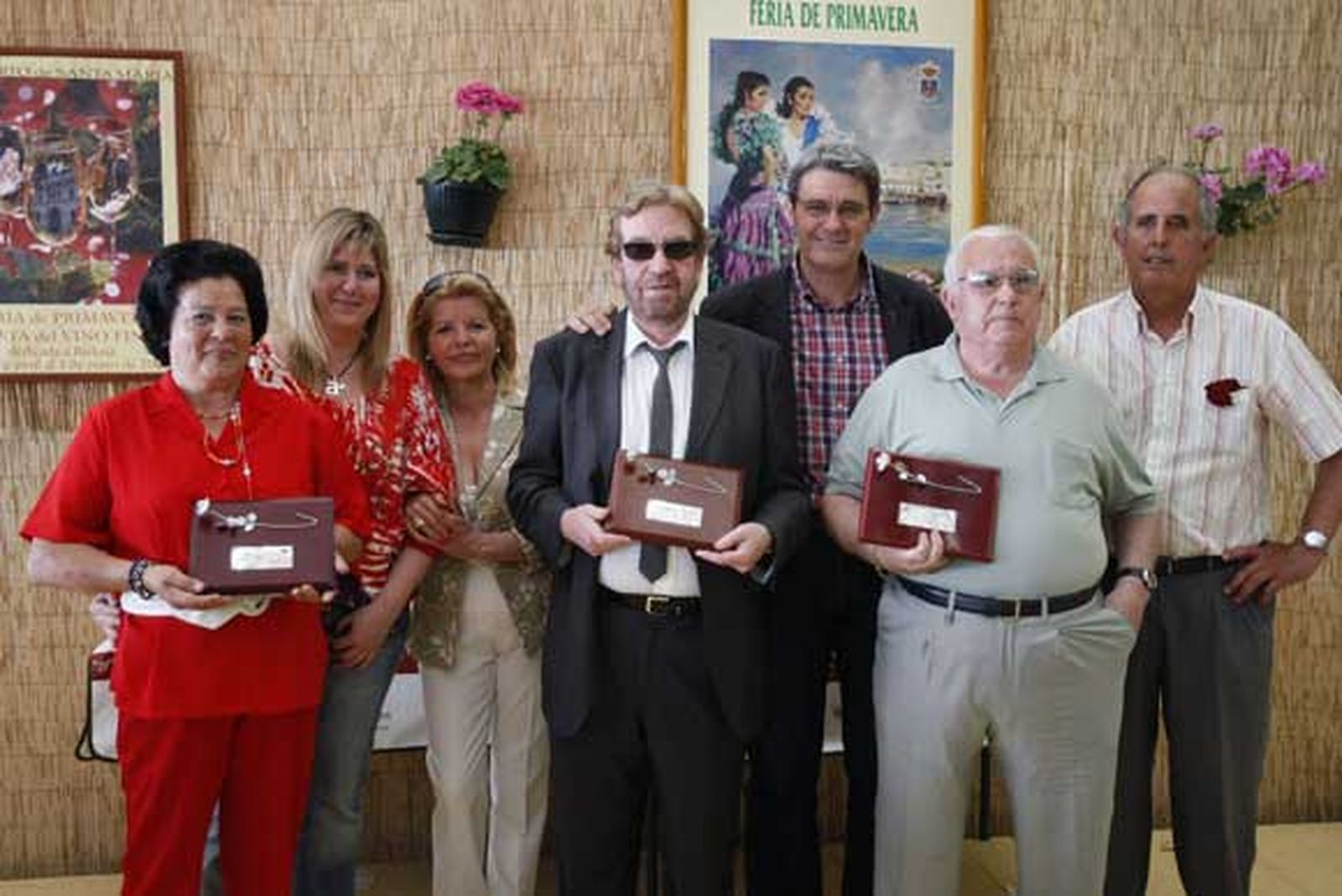 La caseta del PSOE acogió ayer el acto de entrega de los premios 'Rosa de plata'. En la imagen aparecen los premiados junto al portavoz local del PSOE, al presidente del partido en El Puerto y parlamentaria andaluza Raquel Arenal

Foto: Fito Carreto