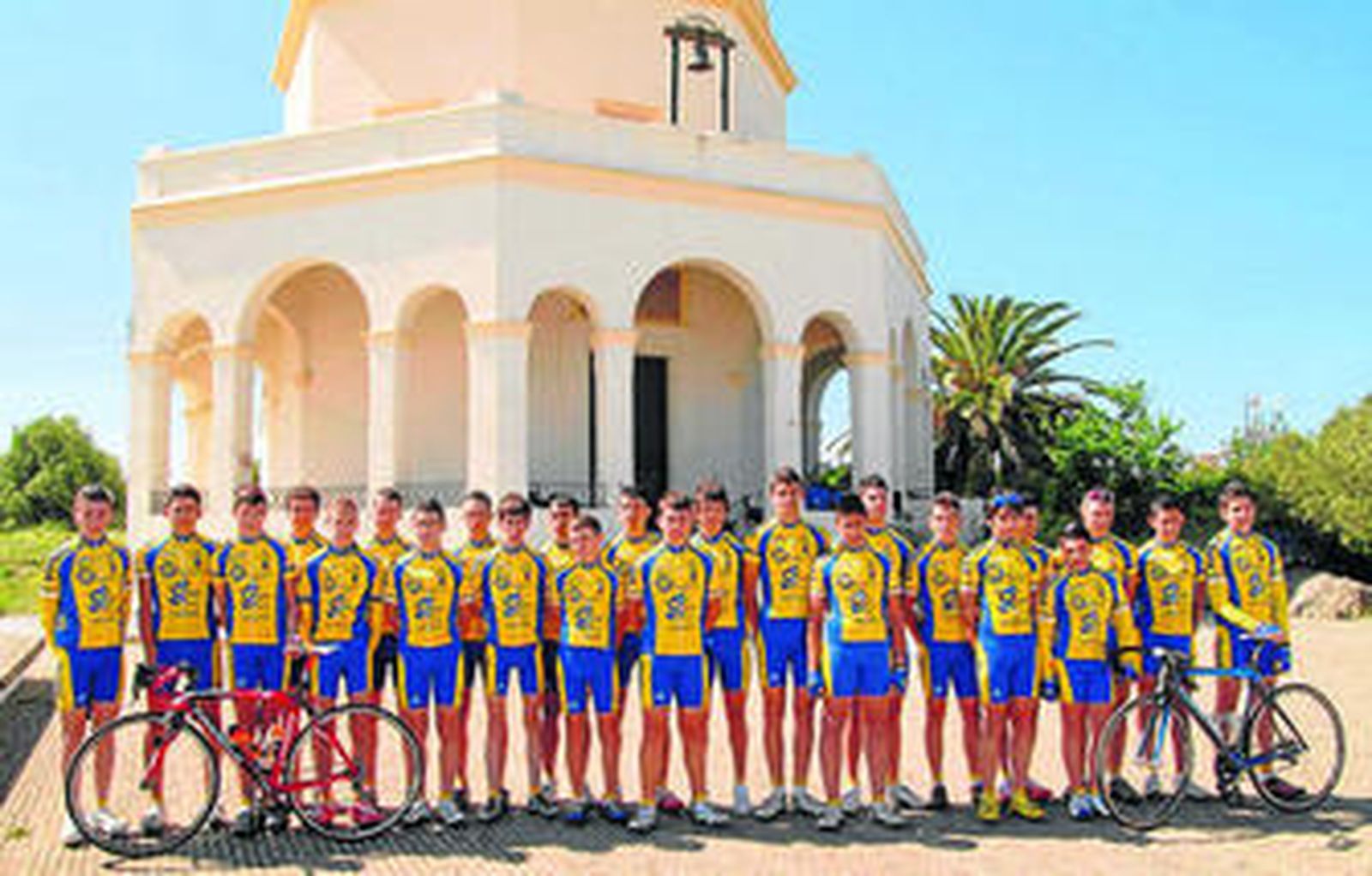 Los ciclistas del Vipren Pepe Alba, durante la presentación.