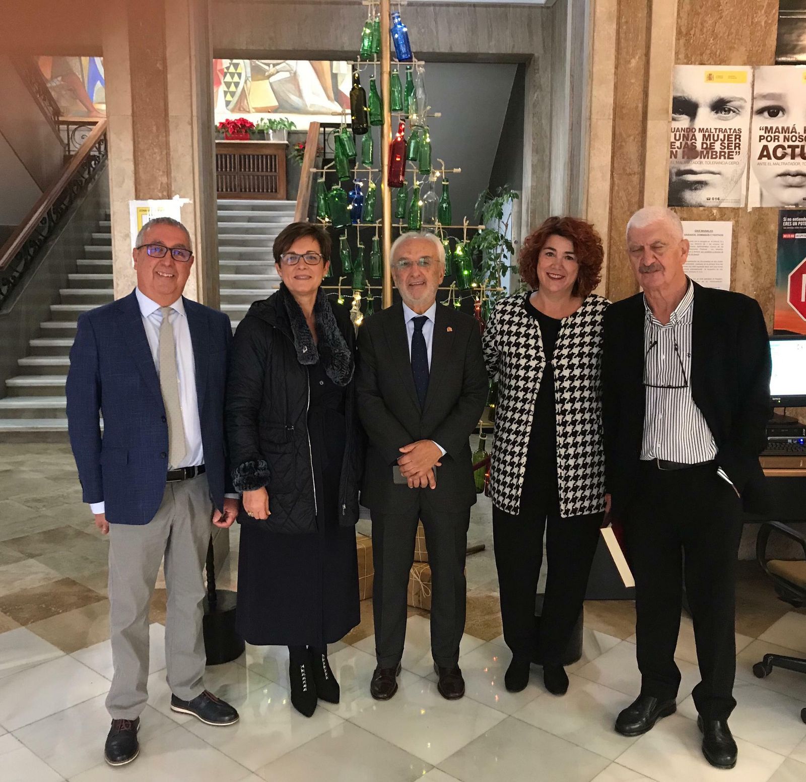 Alumnos de la Escuela de Arte planta un Árbol de Navidad Sostenible.