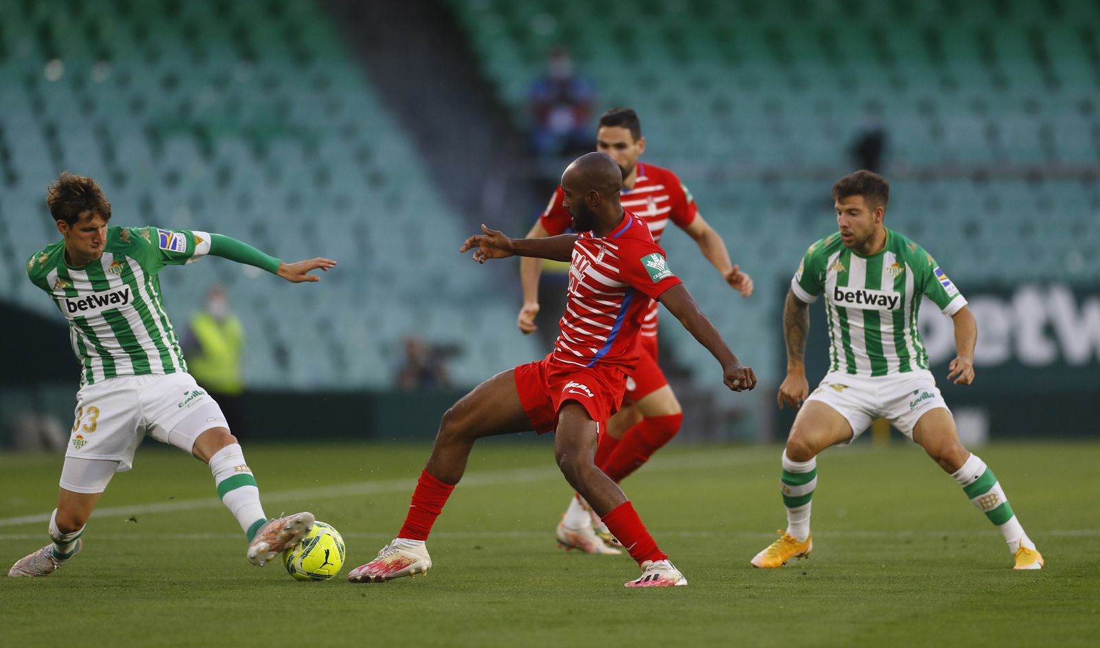 Miranda pugna con Foulquier y Ruibal está a la expectativa.