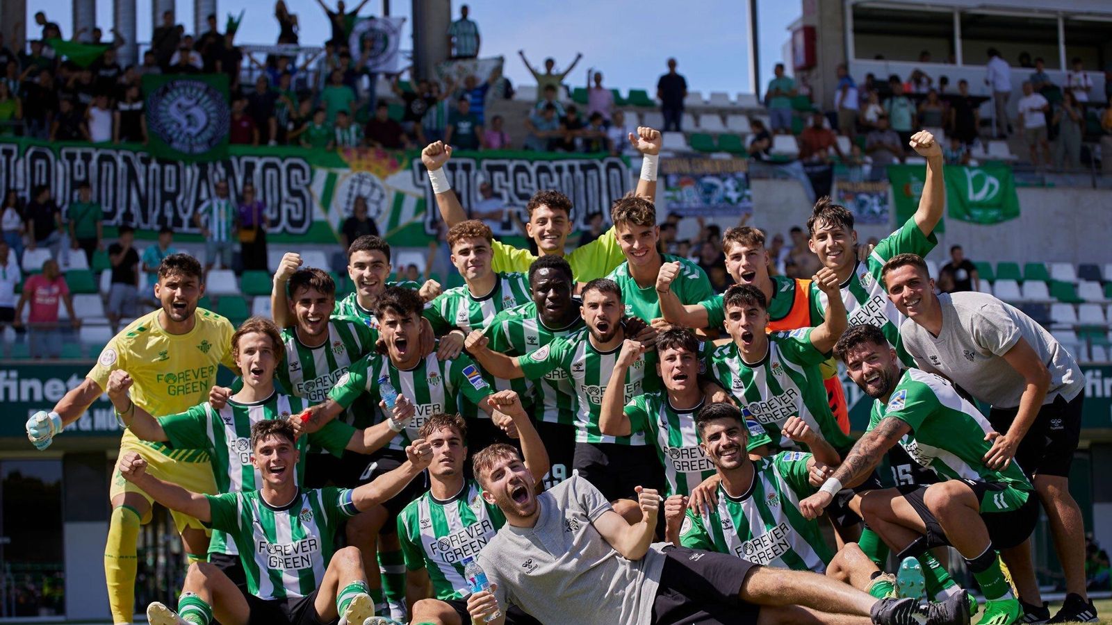 Los jugadores del Betis Deportivo celebran la victoria en el 'derbi chico'.