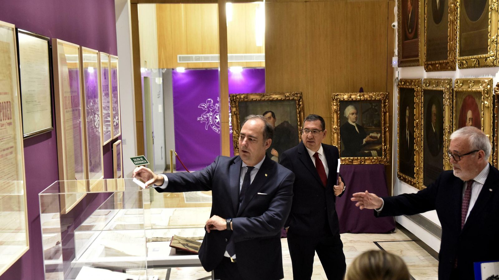 El hermano mayor, Félix Ríos, y Colón, enseñan una vitrina con numerosos documentos históricos de la hermandad