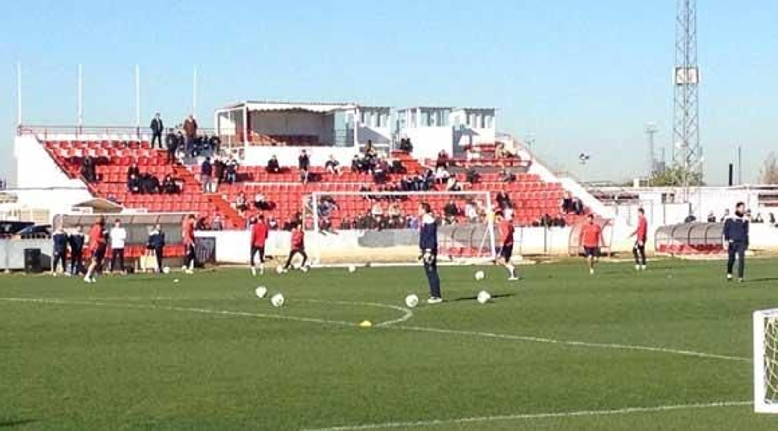 Varios aficionados increpan al equipo en el entrenamiento
