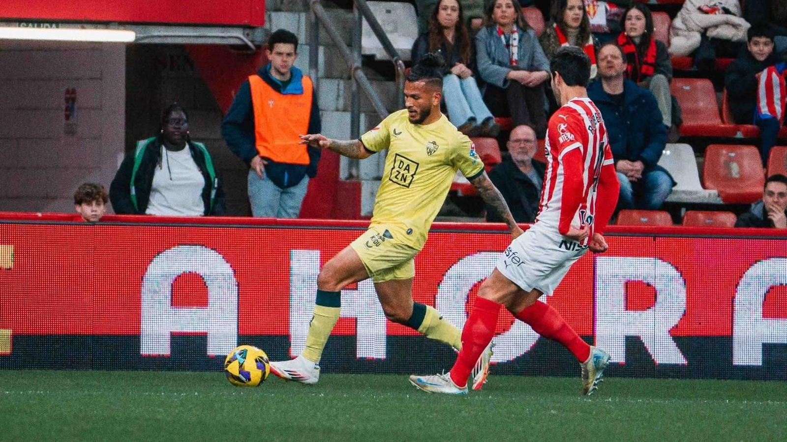Luis Suárez controla en el esférico en una de las jugadas de los rojiblancos.