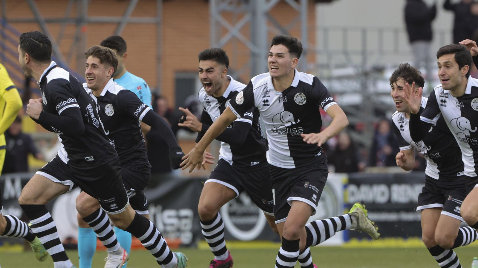 Los jugadores del Unionista celebran el triunfo ante el Villarreal.