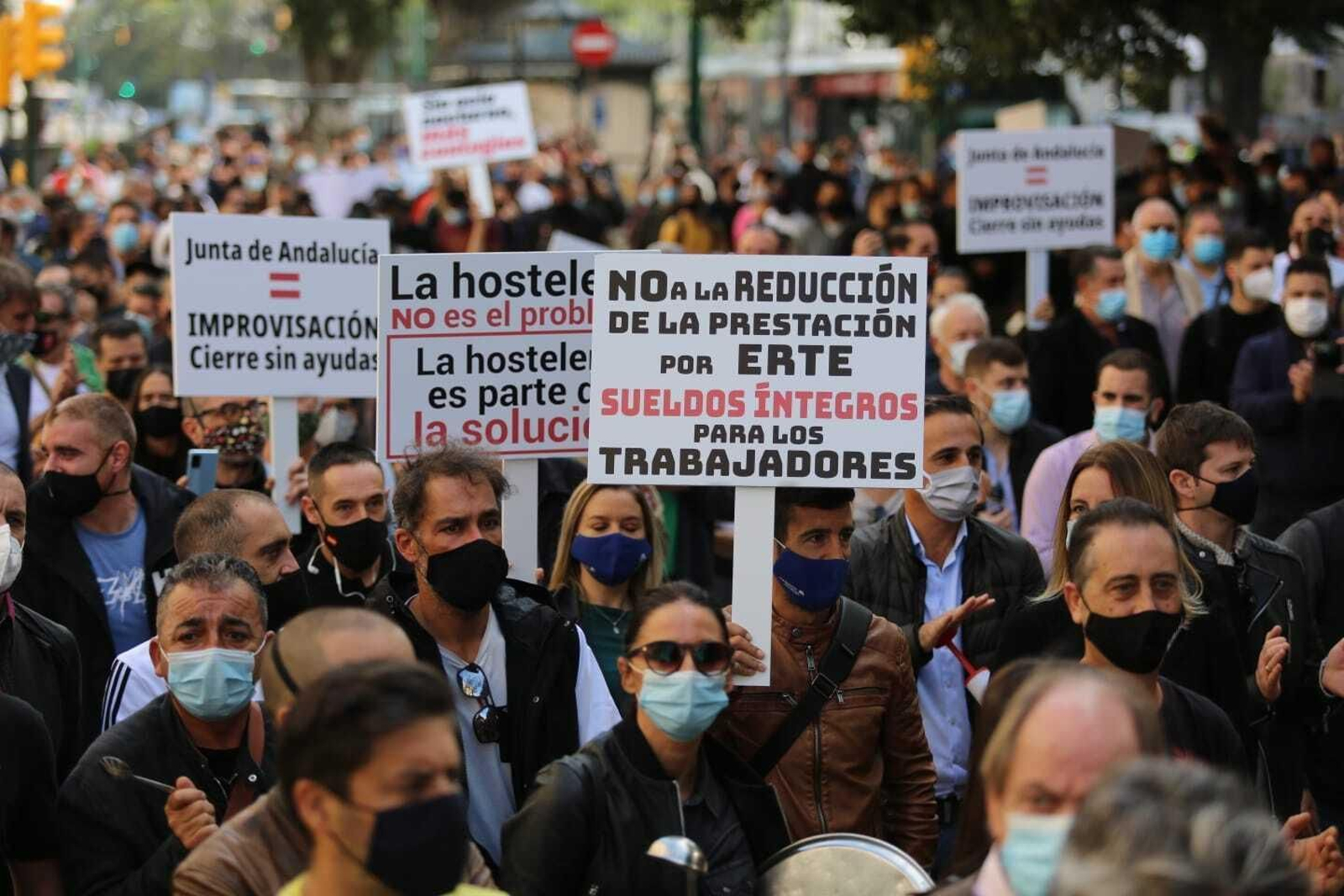 Fotos de la cacerolada de los hosteleros en Málaga, contras las medidas del Covid