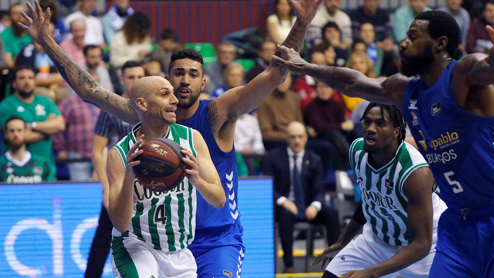 Oliver, rodeado por los jugadores del Burgos Lima y Clark.