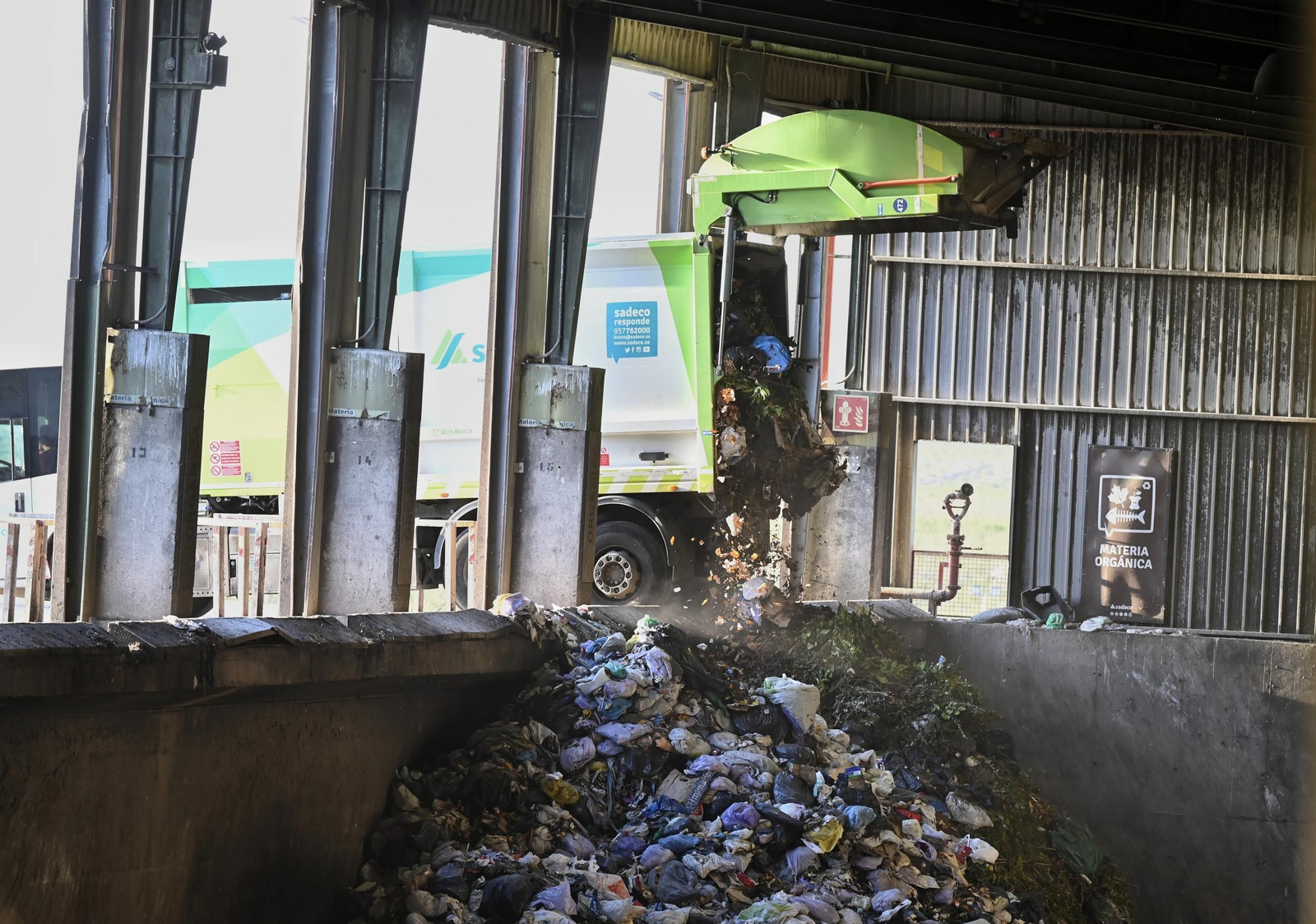 Contenedores de Sadeco en la planta de reciclaje Contenedores de Sadeco en la planta de reciclaje