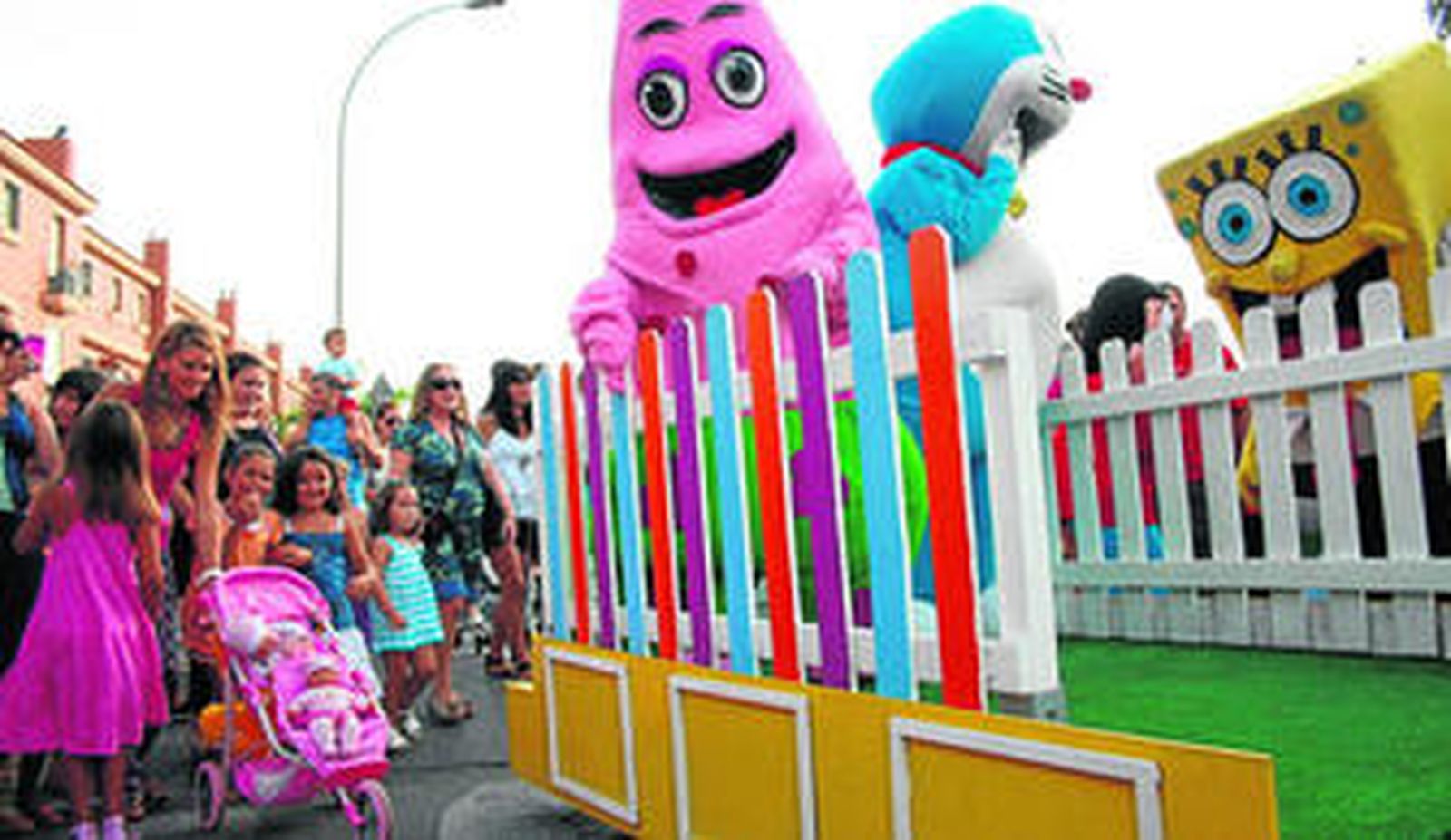 Imagen del pasacalles que hizo las delicias de los más pequeños, ayer, en la barriada de San Bernabé.
