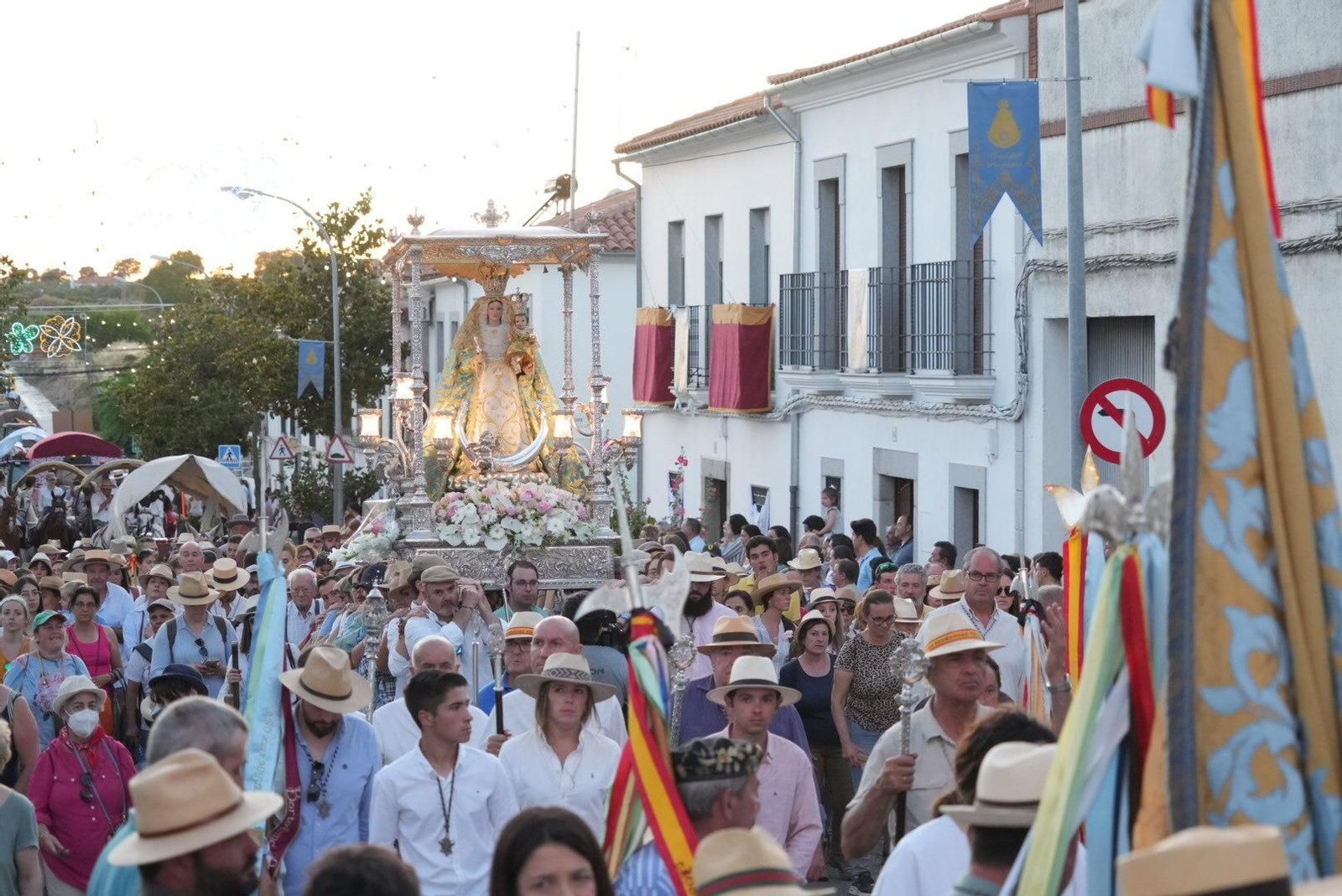 La romería de la Virgen de Luna del Lunes de Pentecostés en Villanueva de Córdoba, en imágenes