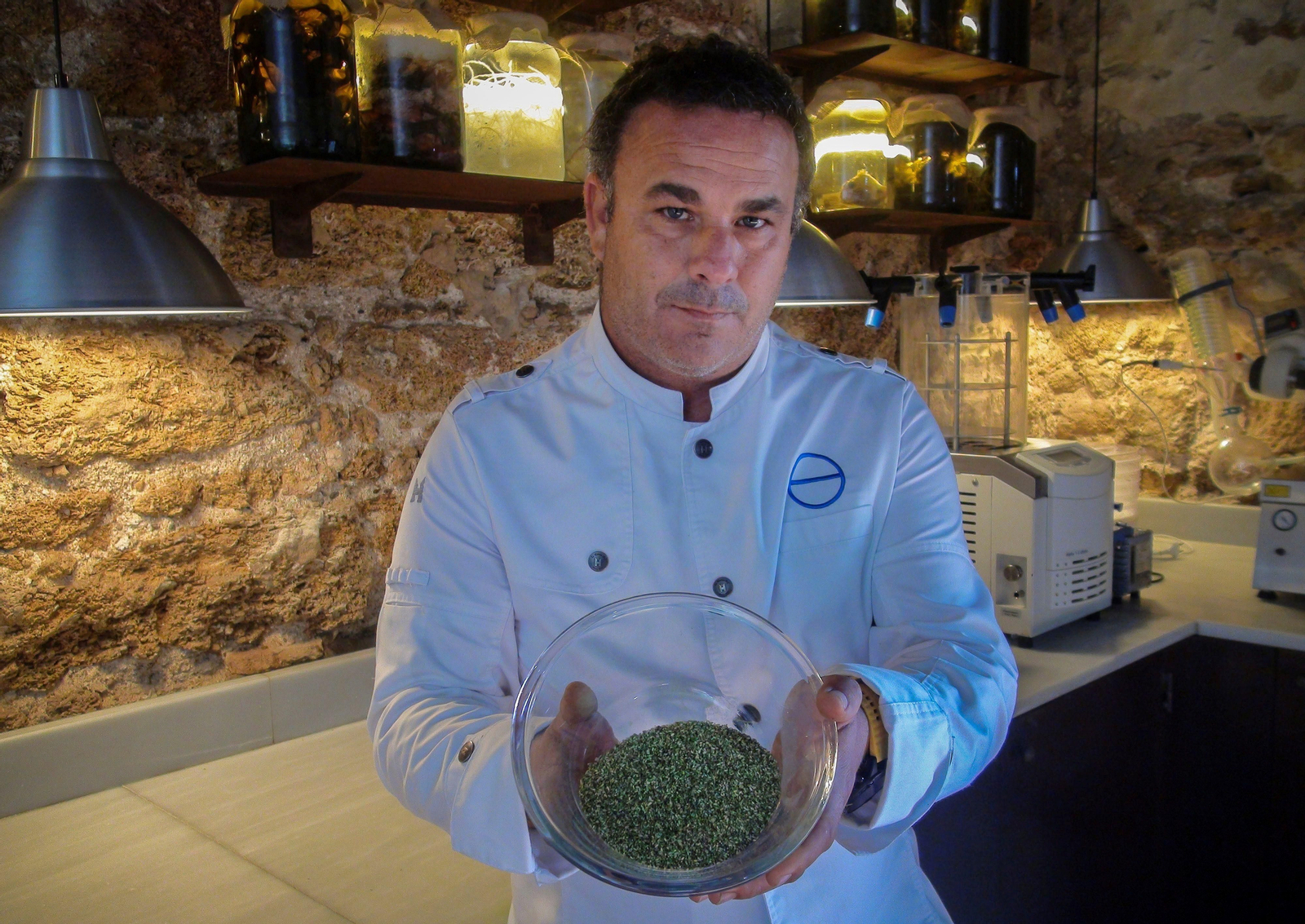Ángel León en la cocina de su restaurante.