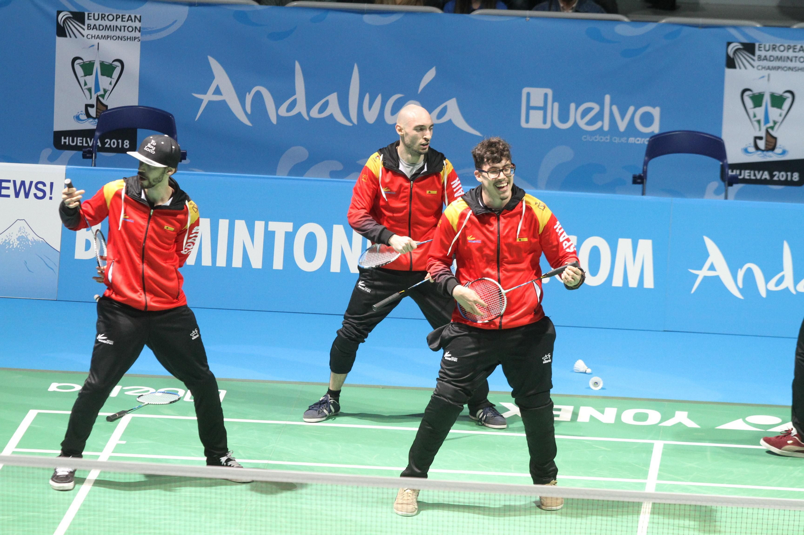 Las gradas del pabellón Carolina Marín se llenaron para ver ganar el oro a la onubense.