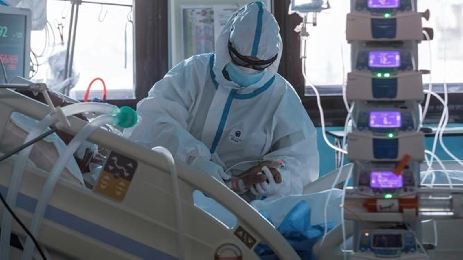 Un sanitario atiende a un paciente con Covid-19 en una UCI.