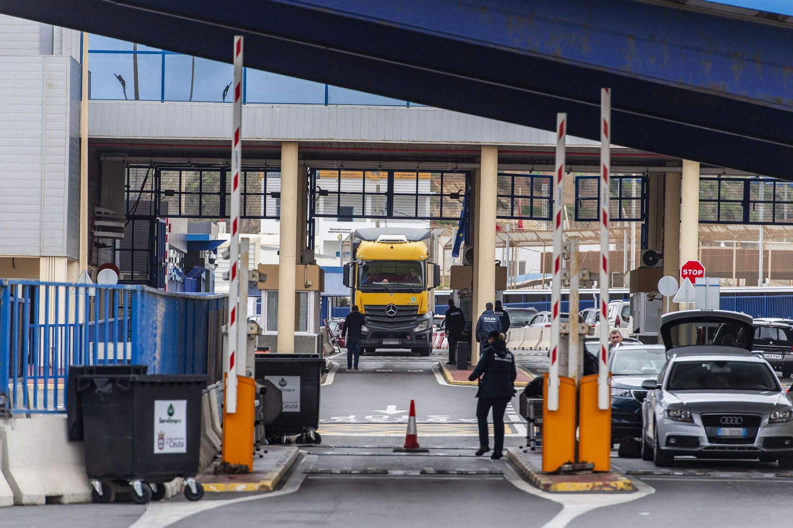 Un camión que pasa por la aduana comercial de Ceuta