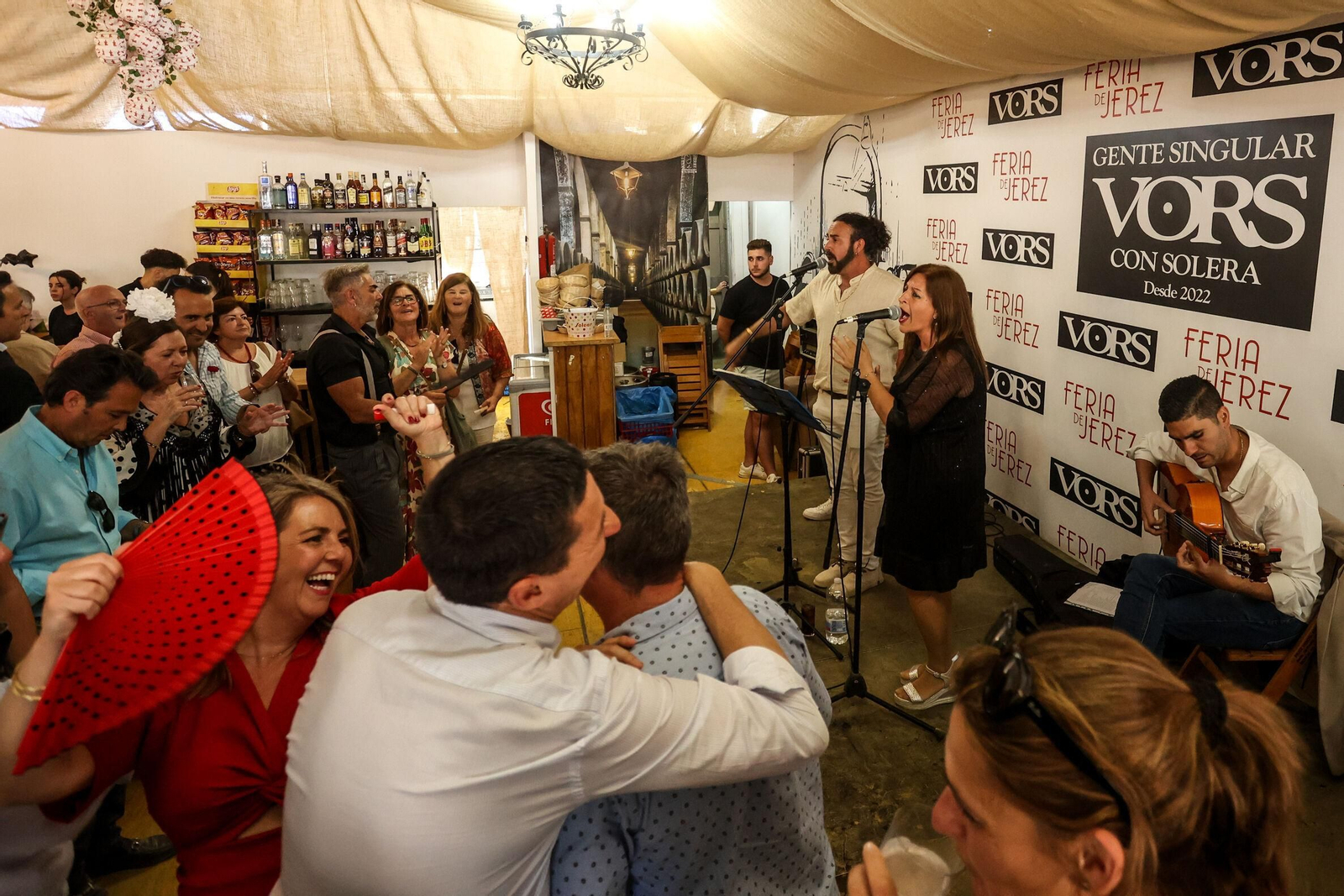 Un grupo, actuando en la caseta VORS.