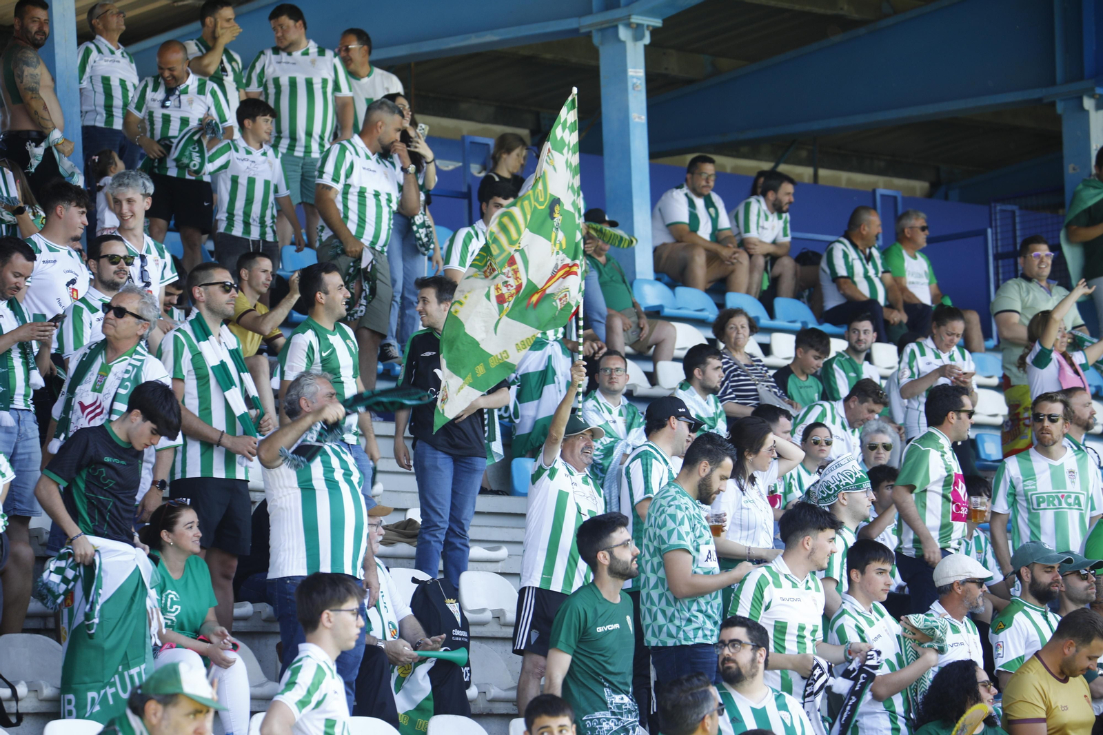 Las mejores fotos de la afición del Córdoba CF en el partido ante la Ponferradina en El Toralín Las mejores fotos de la afición del Córdoba CF en el partido ante la Ponferradina en El Toralín