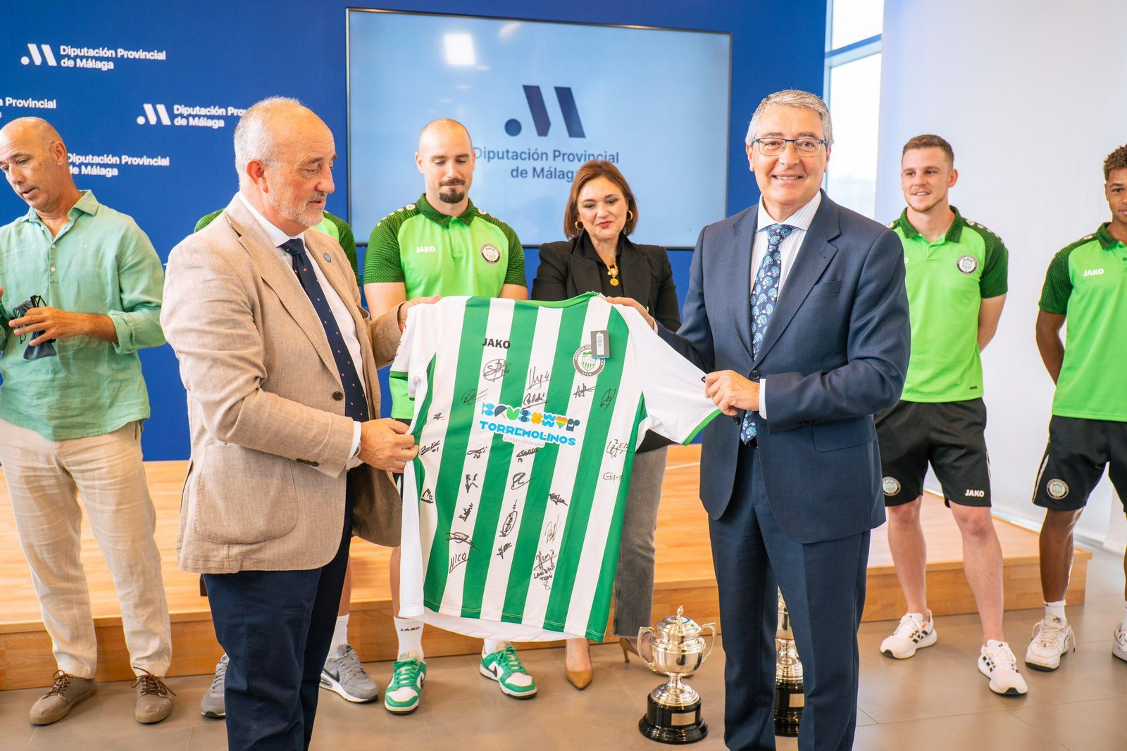 El Juventud Torremolinos visita la Diputación de Málaga tras el ascenso a Primera RFEF