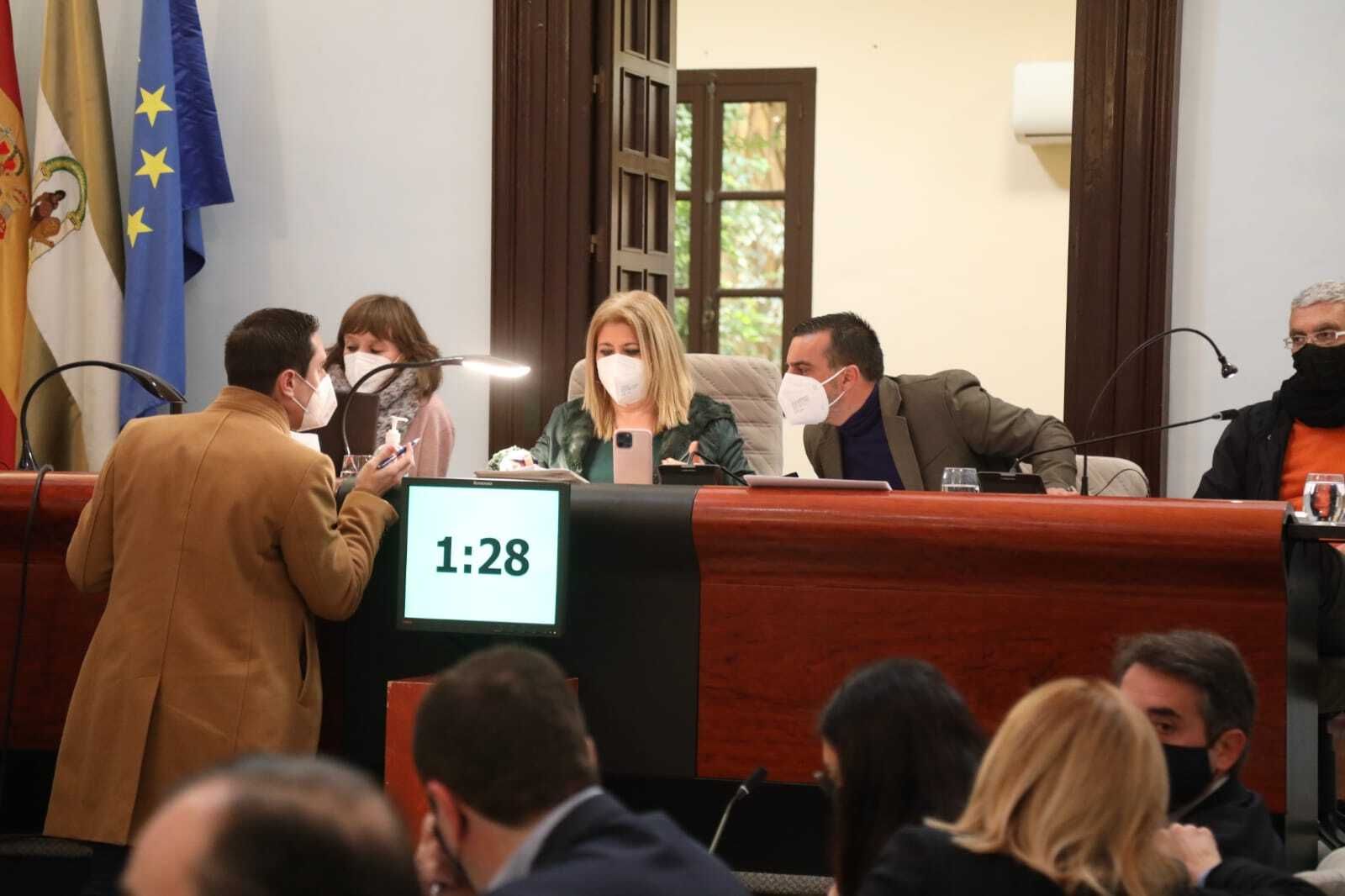 Jaime Espinar habla con Mamen Sánchez y José Antonio Díaz, en el pleno de este jueves.